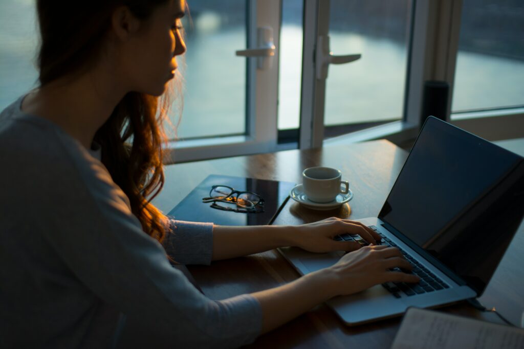 Plant-based retail market overview 31 Woman looking at a laptop screen