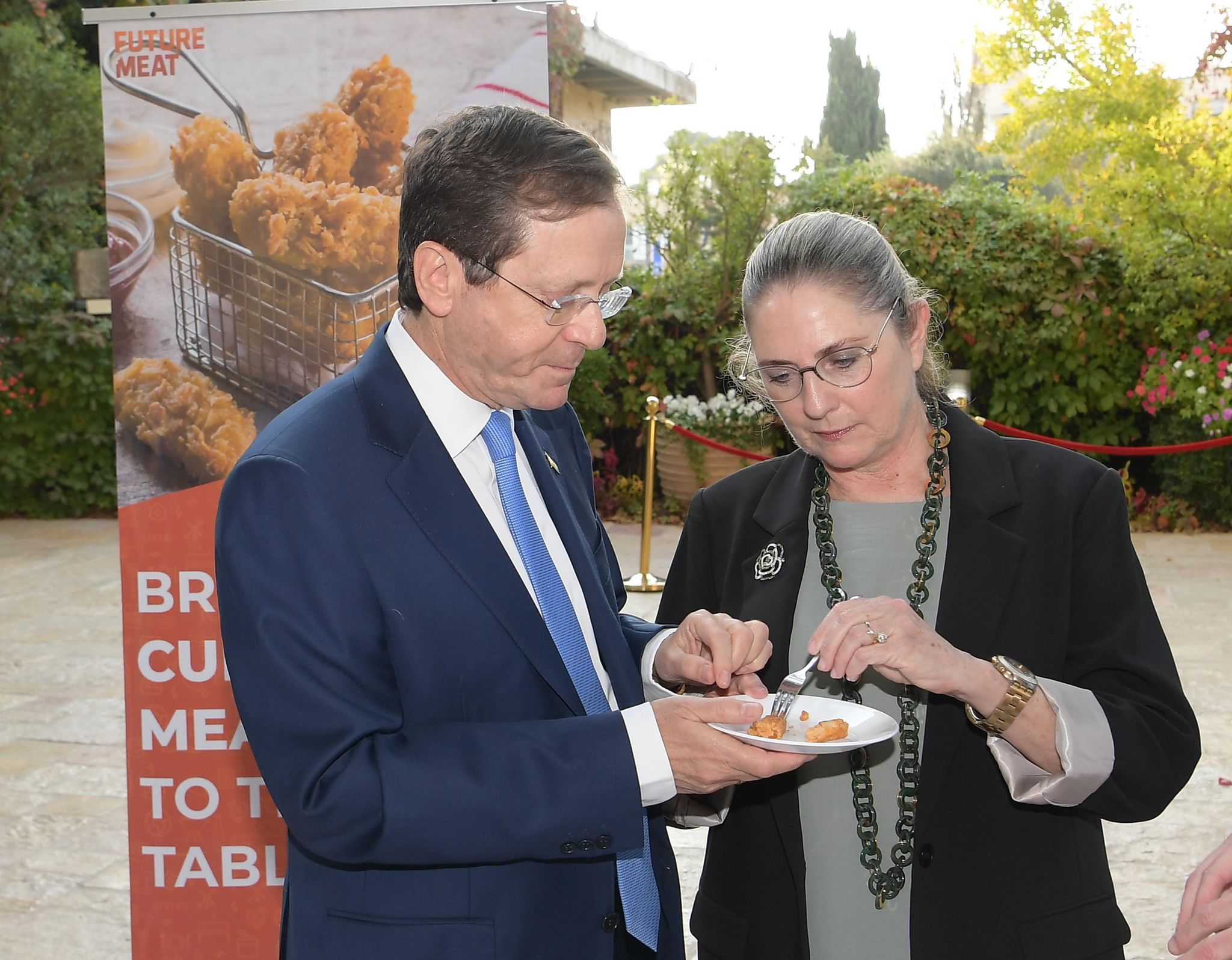 Israeli president isaac herzogc cultivated chicken tasting