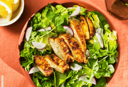 Cultivated meat media kit 6 A bowl of salad with cultivated chicken